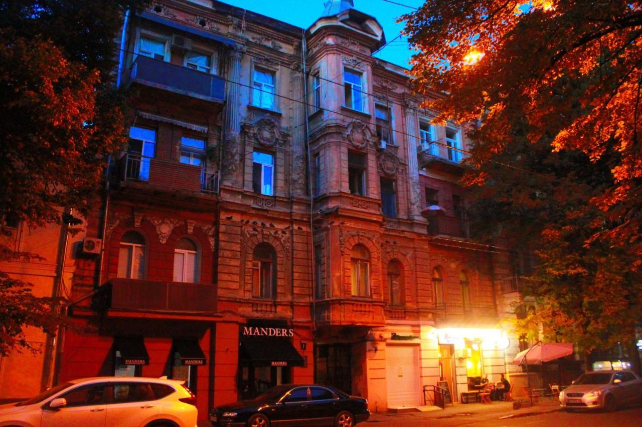 Студія З Балконом В Кварталі Від Дерибасівської Світло 24 На 7 Odessa Esterno foto
